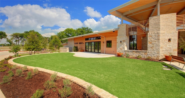 view of yard featuring a patio