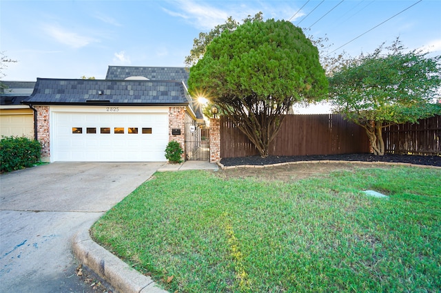 view of front of house featuring a front lawn and a garage