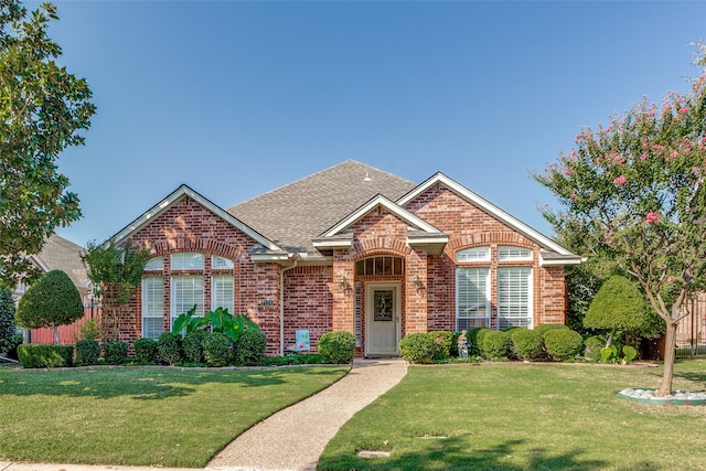 view of front of property featuring a front yard