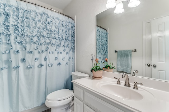 bathroom with toilet, a shower with curtain, and vanity