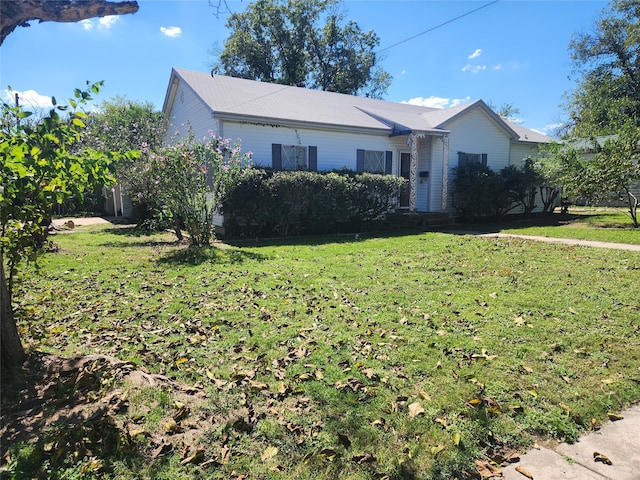 view of front facade with a front lawn