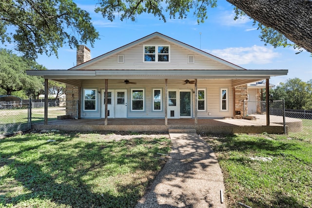 view of front of house featuring ceiling fan, a patio area, and a front yard