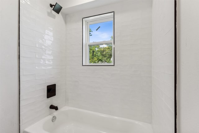 bathroom featuring tiled shower / bath