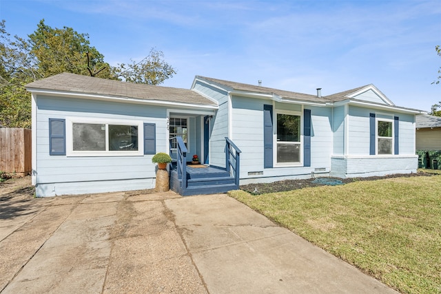 single story home with a front lawn