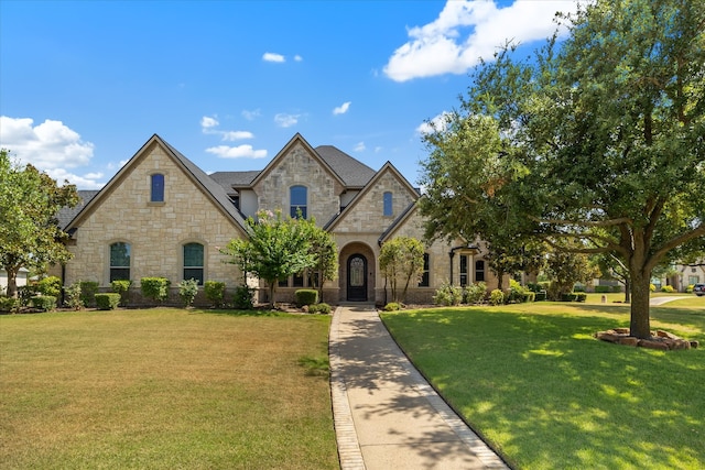 view of front of property featuring a front lawn