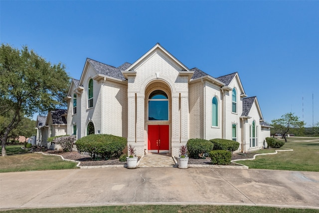 view of front of house with a front lawn