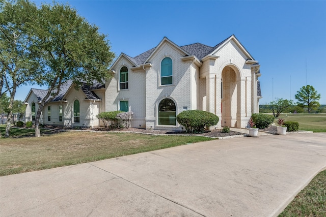 view of front facade with a front lawn