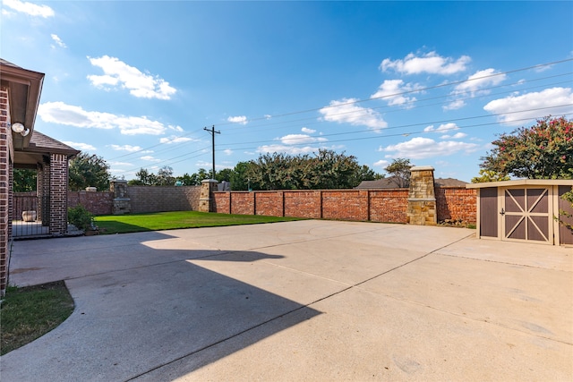 view of patio featuring a storage unit