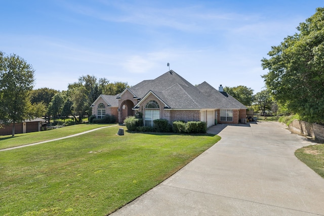 single story home featuring a front lawn