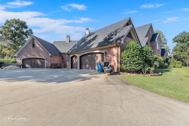 view of front facade featuring a front lawn and a garage