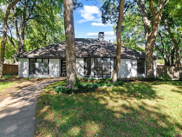 ranch-style house featuring a front lawn