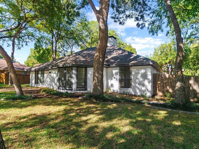 single story home with a front lawn