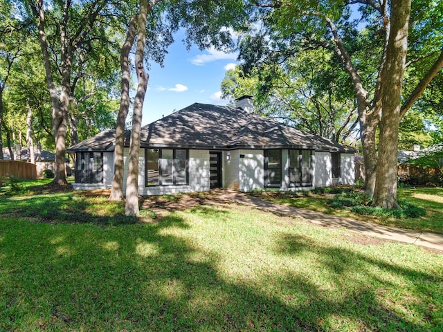 single story home featuring a front lawn