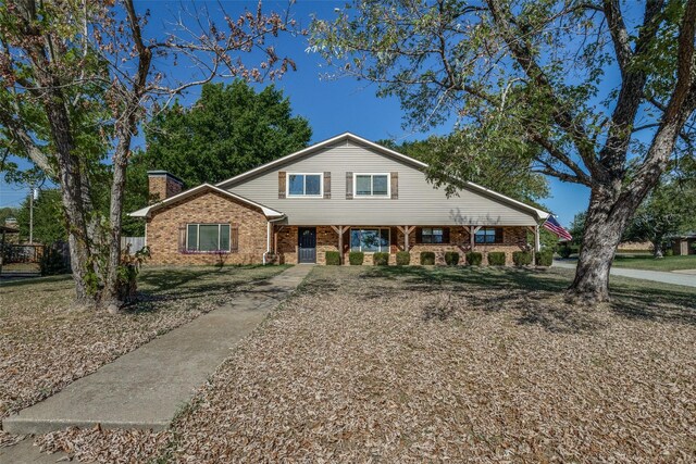 tri-level home featuring a front lawn