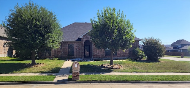 view of front of property featuring a front lawn