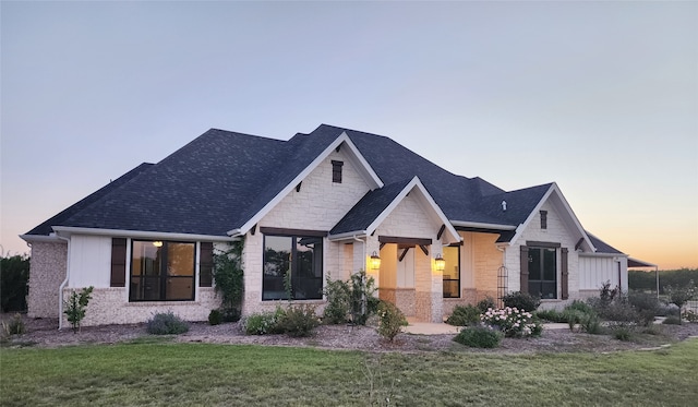 view of front of property featuring a yard