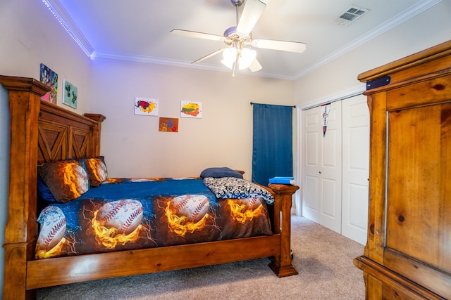 bedroom with crown molding, carpet, ceiling fan, and a closet