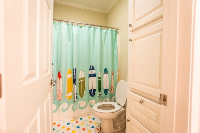 bathroom featuring vanity, ornamental molding, tile patterned floors, a shower with curtain, and toilet