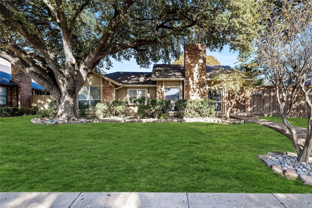 single story home with a front lawn