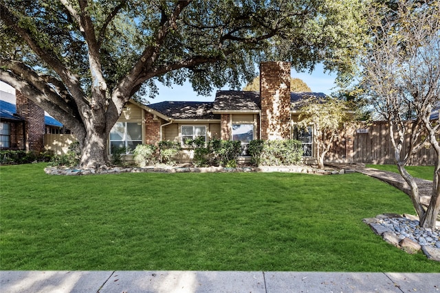 single story home with a front lawn