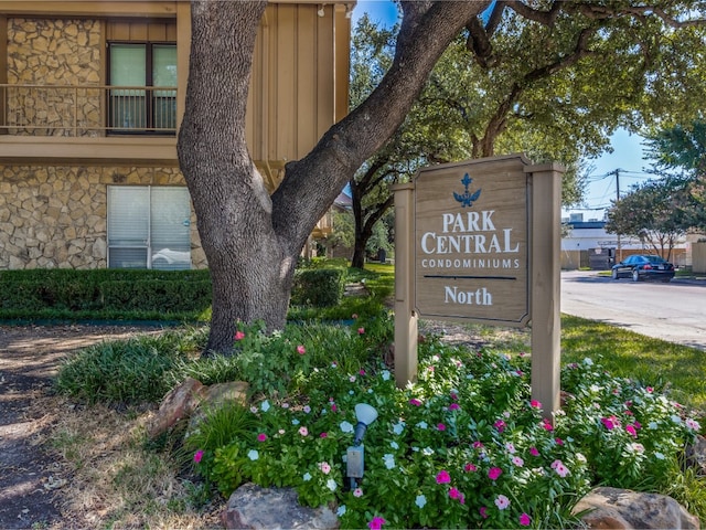 view of community / neighborhood sign