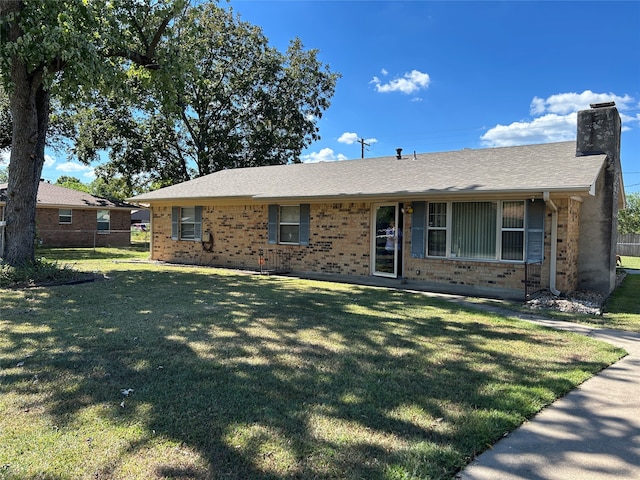 ranch-style home featuring a front lawn