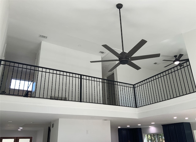 interior details featuring visible vents and a ceiling fan