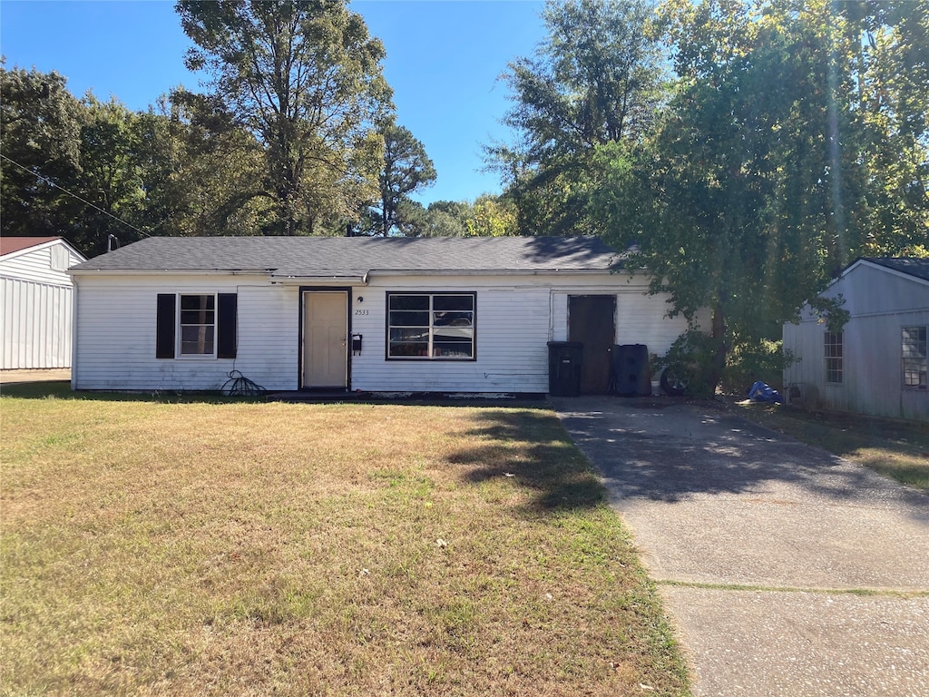 single story home with a front lawn