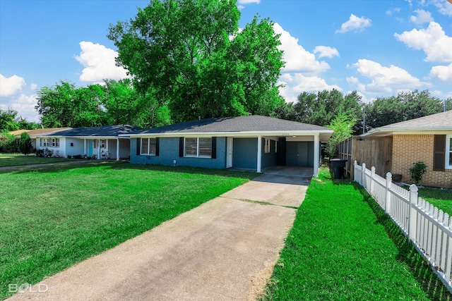 ranch-style home featuring a front lawn