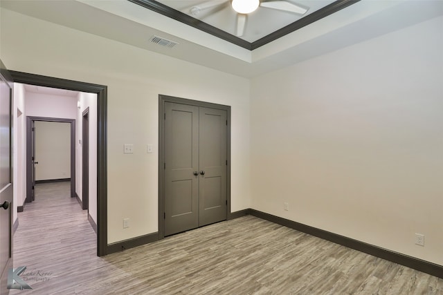 unfurnished bedroom featuring ceiling fan and light wood-type flooring