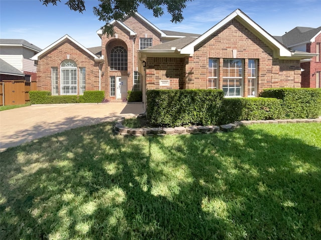 view of front of home featuring a front yard