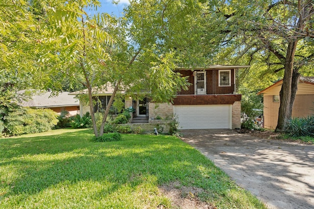 view of front of property featuring a front yard and a garage