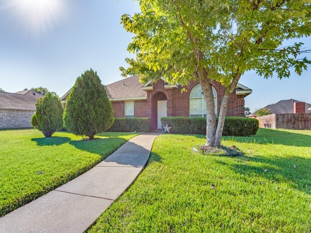 view of front of property featuring a front yard