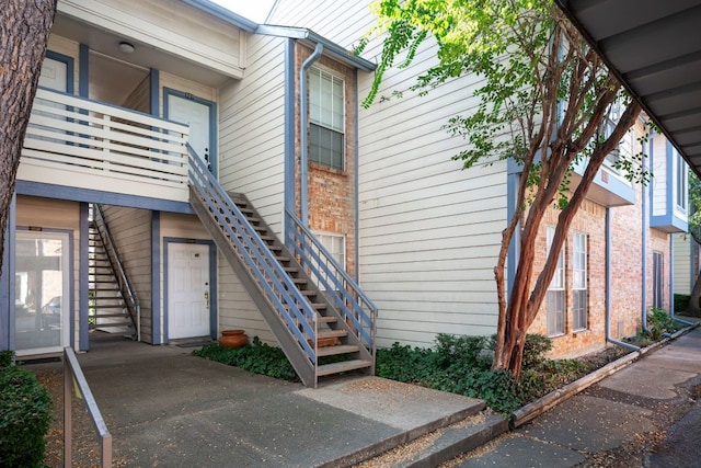 property entrance featuring a balcony