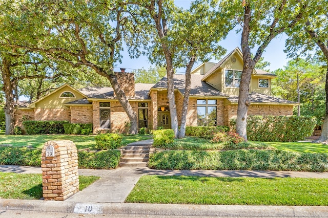 view of front of home featuring a front yard