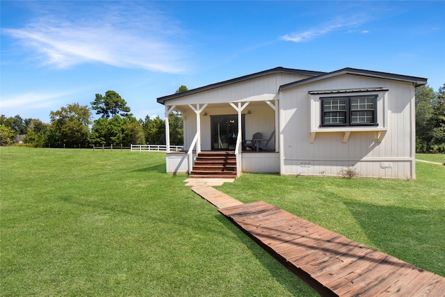 view of front of house featuring a front lawn