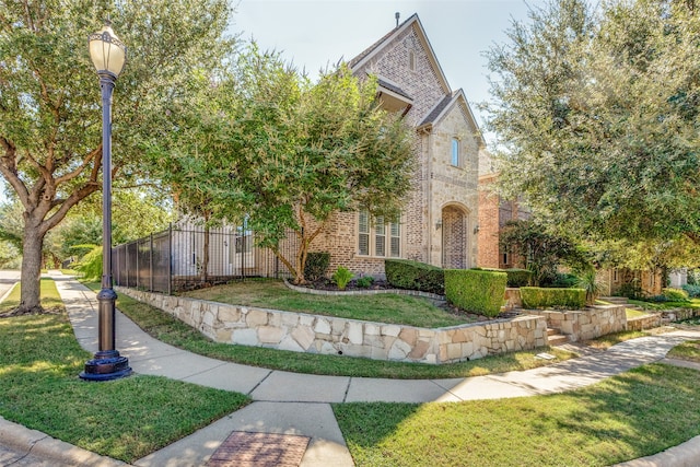 view of front of house featuring a front yard