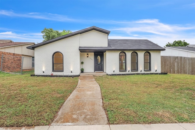 view of front facade featuring a front lawn