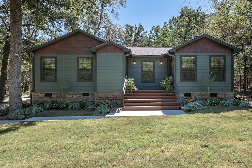 view of front of house featuring a front yard