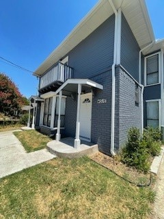 view of front of home featuring a front lawn