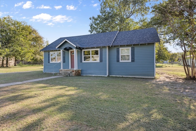 view of front of property featuring a front yard