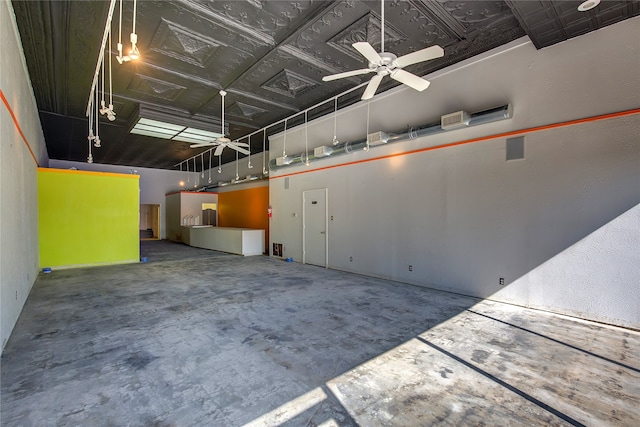 garage featuring ceiling fan