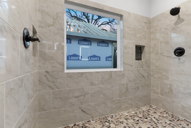 bathroom featuring a tile shower