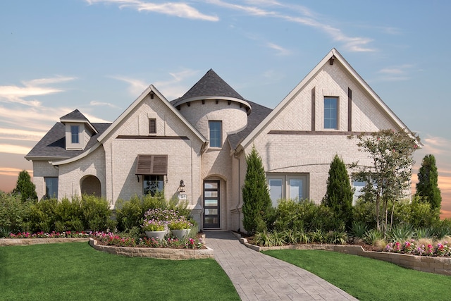 view of front facade featuring a front lawn