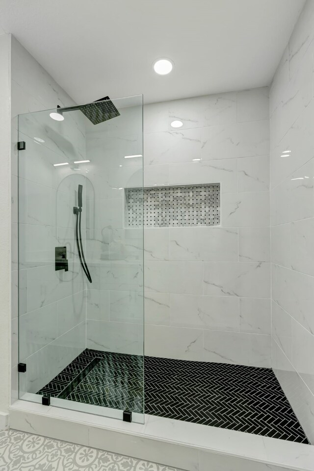 bathroom featuring a tile shower