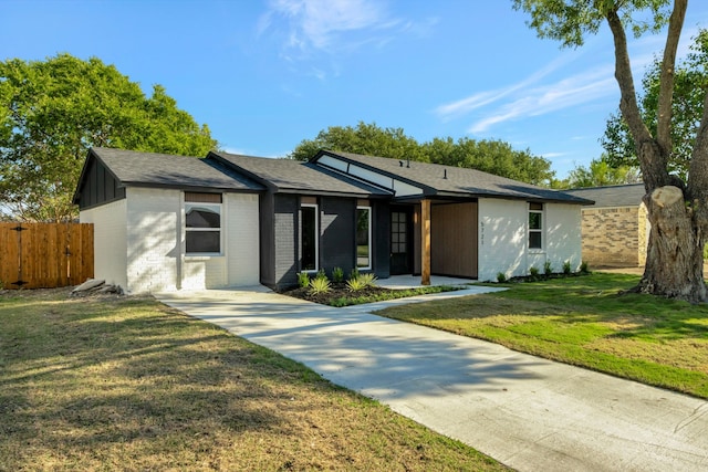 ranch-style home with a front yard