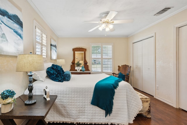 bedroom with ceiling fan, a closet, dark hardwood / wood-style floors, and ornamental molding