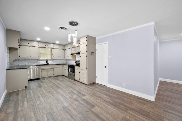 kitchen with sink, light hardwood / wood-style flooring, stainless steel appliances, crown molding, and cream cabinets