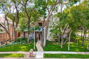 view of front of house featuring a front yard