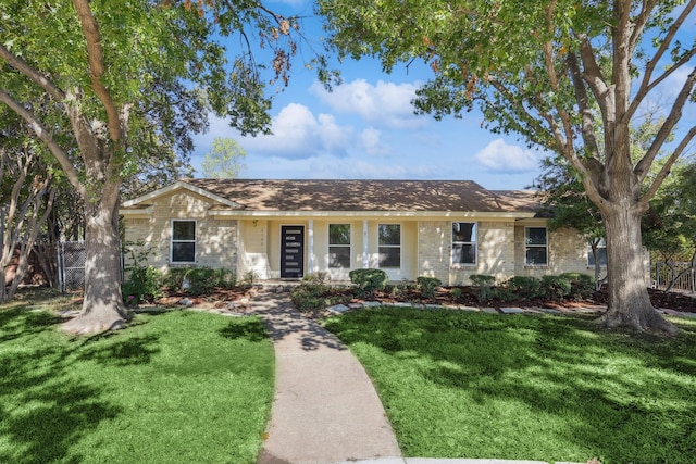 single story home with a front lawn